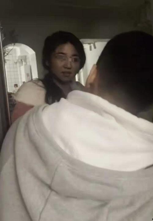 吃瓜被女儿打的视频,一场家庭教育引发的冲突