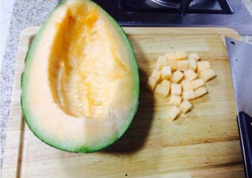 韩国吃哈密瓜视频,韩国网友挑战哈密瓜新吃法，创意无限引热议